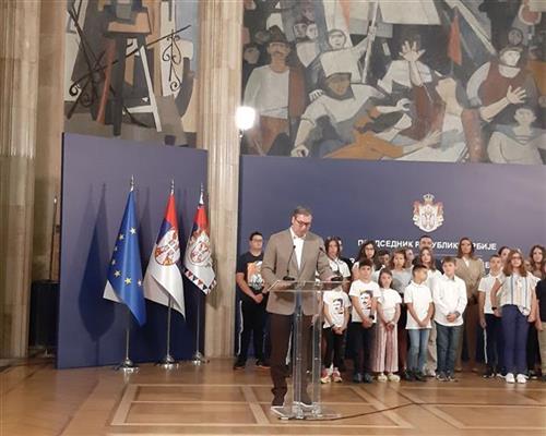 VUČIĆ POSLAO MOĆNU PORUKU MALIŠANIMA Čuvajte srpski jezik i ćirilicu, imate čime da se ponosite (FOTO)