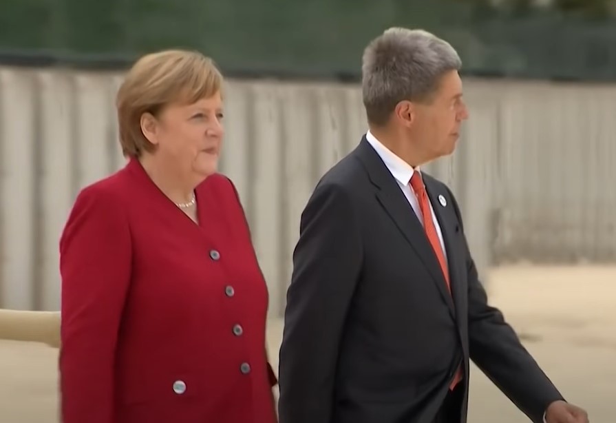SUPRUG ANGELE MERKEL ODUŠEVIO JAVNOST Bivša njemačka kancelarka sa mužem prošetala crvenim tepihom (FOTO)