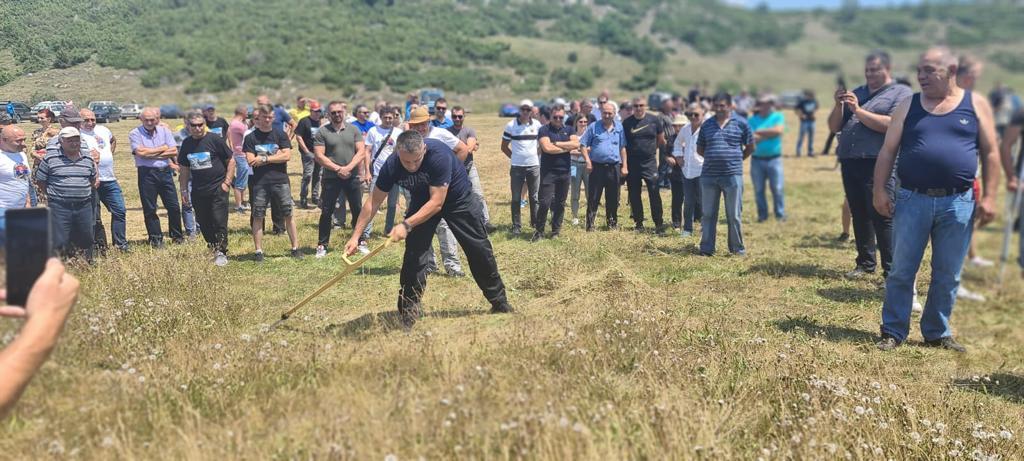 Nešić: "Da se svaki problem pred Srpskom povije kao trava pod kosama naših kosača"