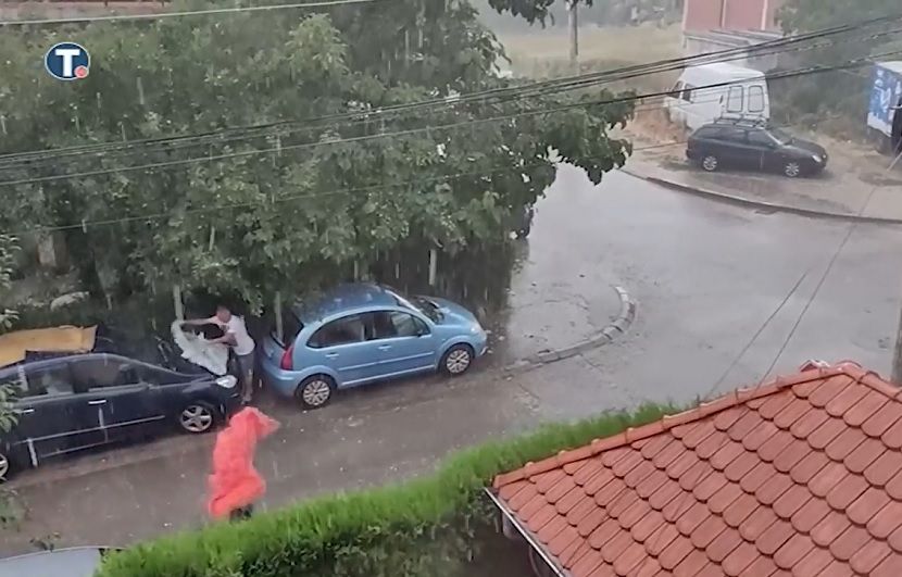 SRBIJU ČEKA VELIKA OLUJA, KROZ NIŠ VEĆ PROTUTNJALA Pljusak i grad zasuli sve, jak vjetar obarao stabla (VIDEO)