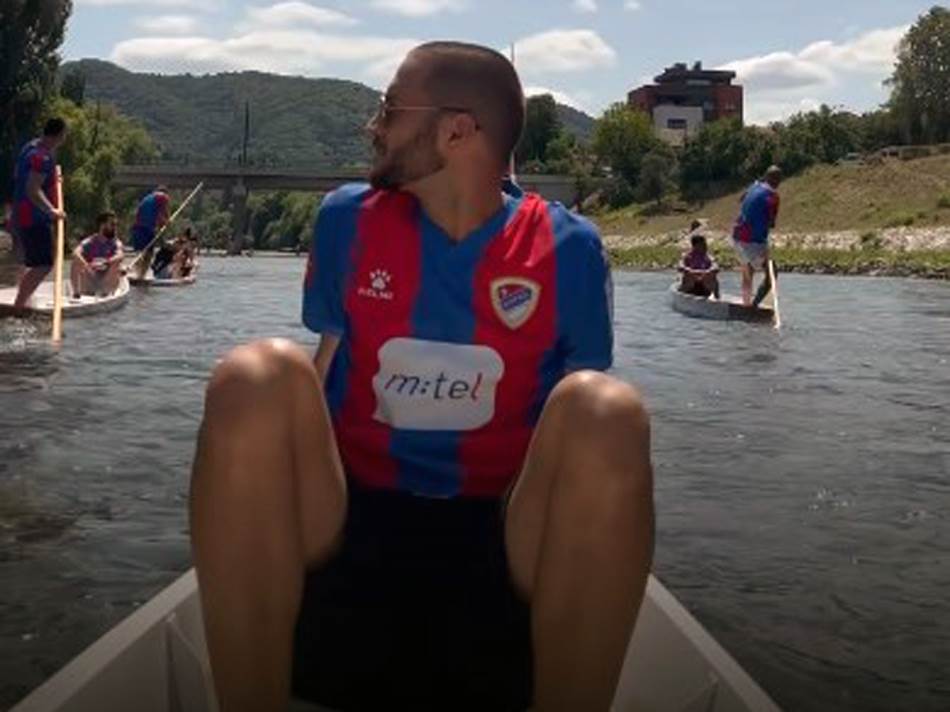 DIVNO IZNENAĐENJE FK BORAC Crveno-plavi predstavili nove dresove vožnjom u dajaku (VIDEO)