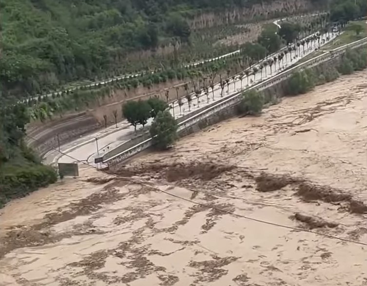U KINI POPLAVE ODNIJELE NAJMANJE 12 ŽIVOTA Na hiljade ljudi ugroženo od stravičnih posljedica elementarne nepogode