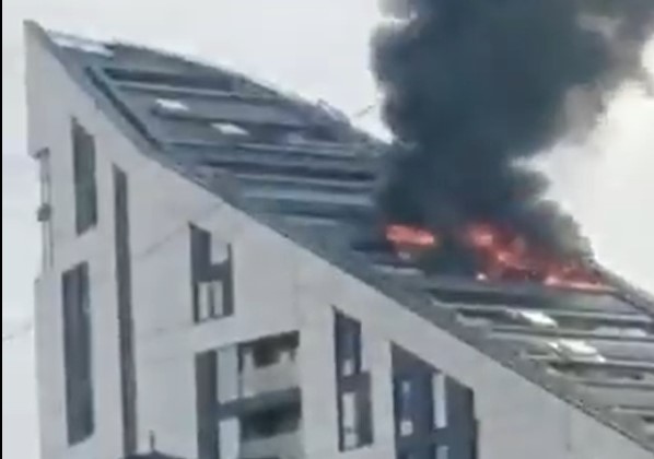 HAOS U LONDONU, GRAĐANI NA NOGAMA Požar bukti na 15. spratu zgrade, sa svih strana kulja crni dim - 80 vatrogasaca se bori sa vatrom (VIDEO)