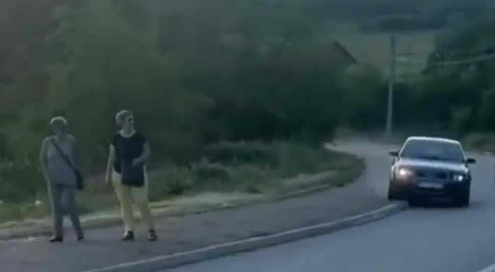 "ON NIJE NORMALAN, DEFINITIVNO NIJE NORMALAN" Strahovita divljačka vožnja u Boru, katastrofalna tragedija izbjegnuta pukom srećom (VIDEO)