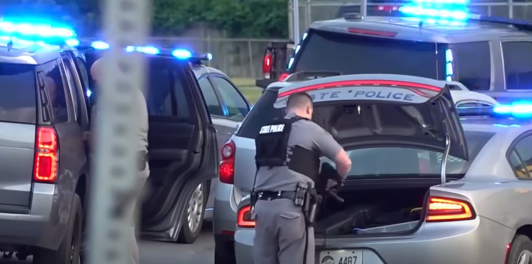 ZABARIKADIRAO SE U KUĆU I POČEO PUCATI Amerikanac osuo paljbu po policiji, ubio dva policajca i njihovog psa (VIDEO)