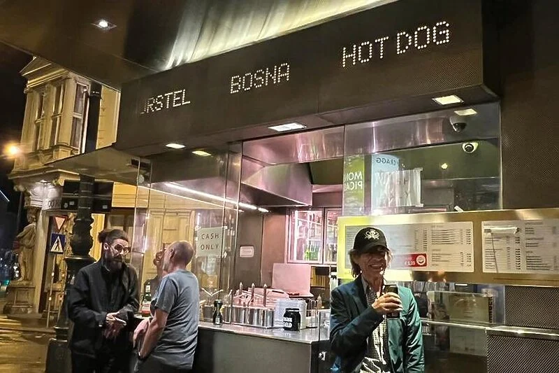 Mik Džeger uživao u pivu ispred "Bosne"
