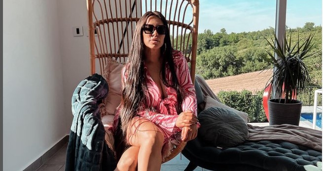 SEKA NE PRESTAJE DA ŠOKIRA Slikala se gola, tijelo prekrila samo kosom (FOTO)