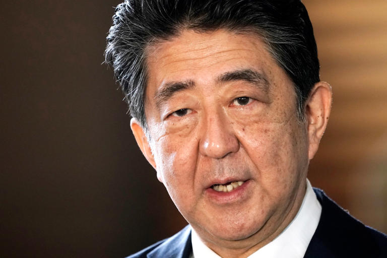 UPUCAN BIVŠI JAPANSKI PREMIJER ŠINZO ABE Napadač mu prišao s leđa i dvaput pucao iz puške
