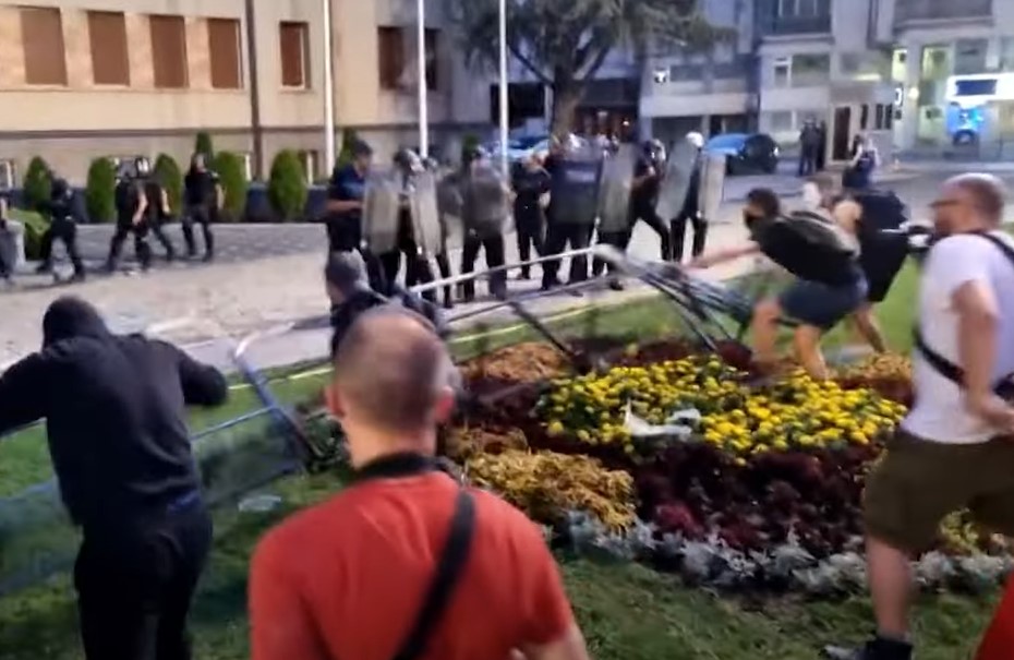 OPŠTI HAOS U MAKEDONSKOJ PRESTONICI Na protestima u Skoplju povrijeđeno 47 policajaca, dva teško (VIDEO)