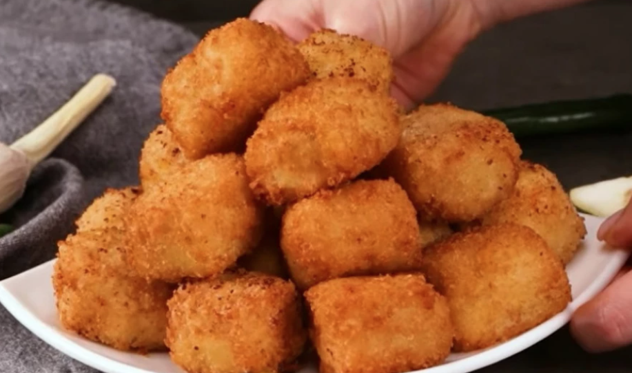 SOČNE KOCKE OD PILETINE PUNJENE PUTEROM I SIROM Tajna se krije u jednom sastojku