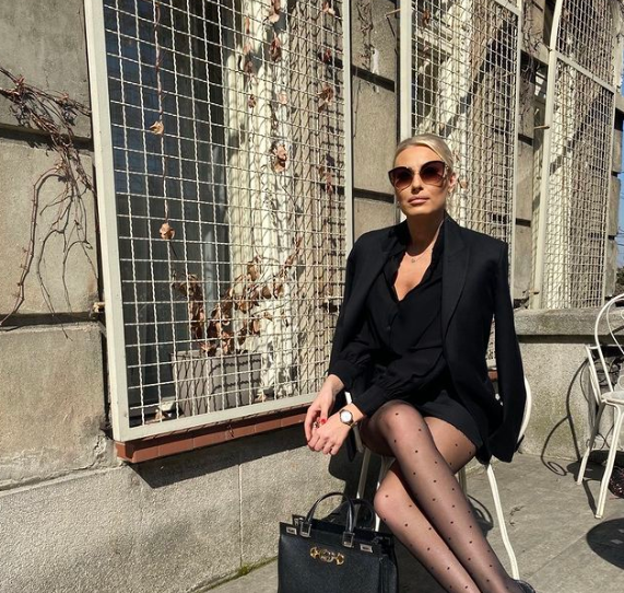 BIVŠA ŽENA ŽIKE JAKŠIĆA JEDNA OD NAJLJEPŠIH NA JAVNOJ SCENI Dajana Paunović odmara u Crnoj Gori, a sada pokazala kako izgleda bez trunke šminke
