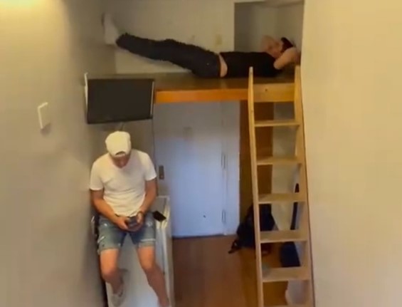 "MENI TREBA SAMO PET KVADRATA..." Pogledajte kako izgleda život u minijaturnom stanu u Njujorku (VIDEO)