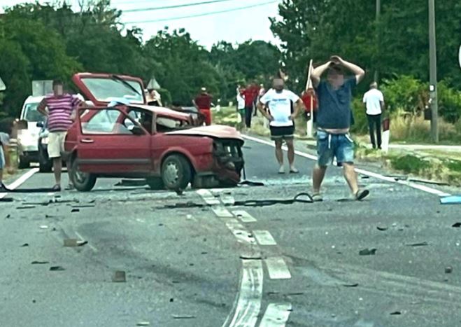 JEZIVA SAOBRAĆAJKA NA PUTU BIJELJINA-UGLJEVIK Golf potpuno uništen u sudaru, kamion sletio sa puta