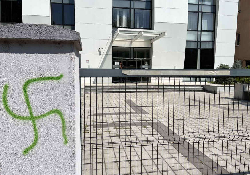 HAPŠENJE U BANJALUCI Moconja iza rešetaka jer je na ogradi Osnovnog suda nacrtao kukasti krst