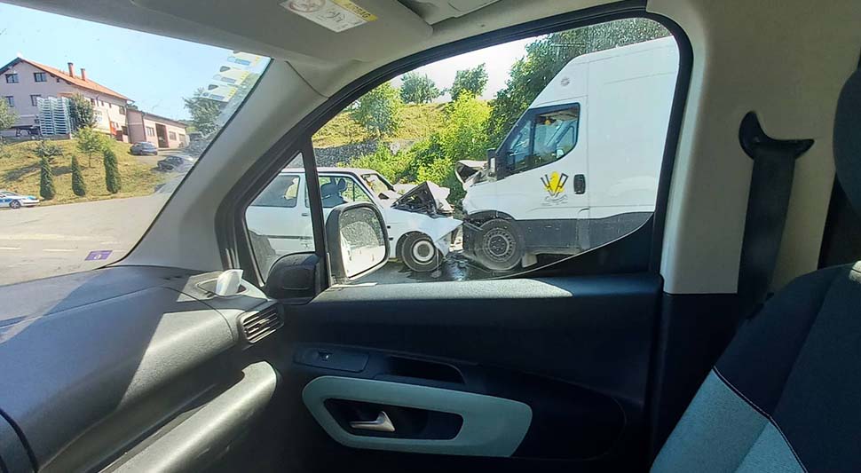 TRAGEDIJA KOD DOBOJA U teškoj saobraćajnoj nesreći poginula jedna osoba (FOTO)