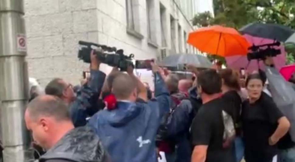 GRAĐANI BLOKIRALI SAOBRAĆAJ Haos ispred Vlade Crne Gore nakon usvajanja Temeljnog ugovora sa SPC