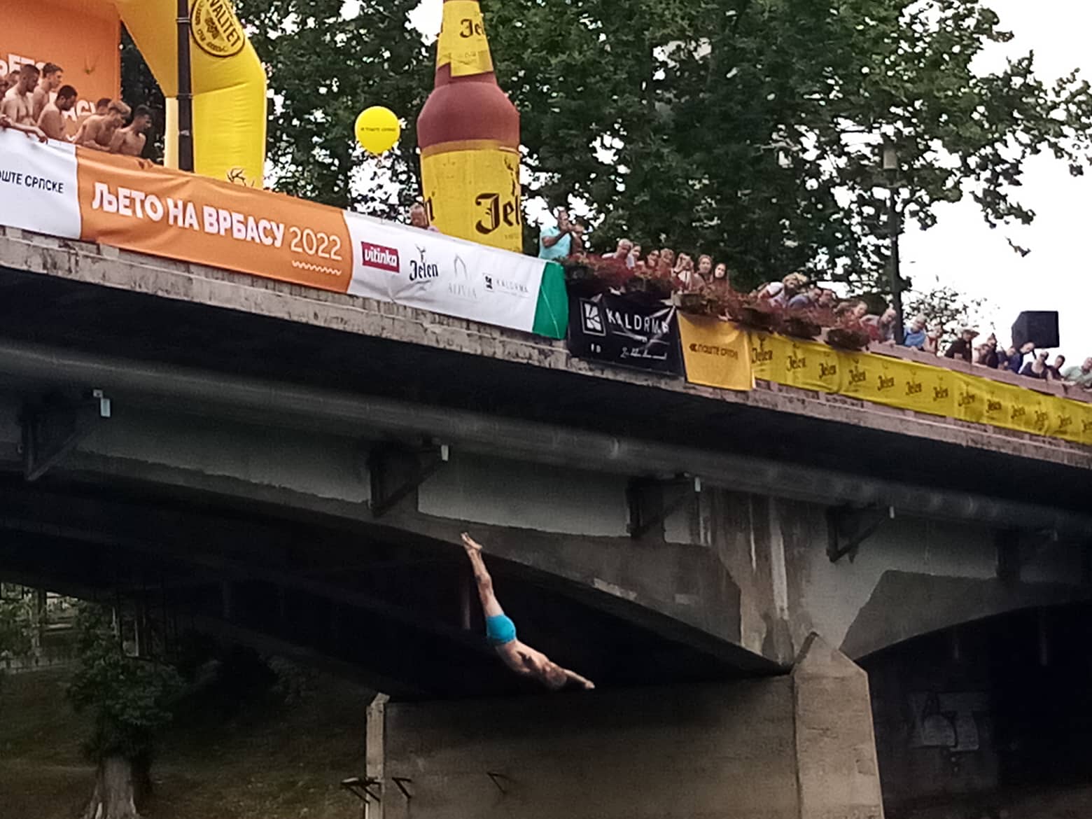 SKOKOVI SA GRADSKOG MOSTA U Banjaluci počela tradicinalna manifstacija "Ljeto na Vrbasu" (FOTO/VIDEO)