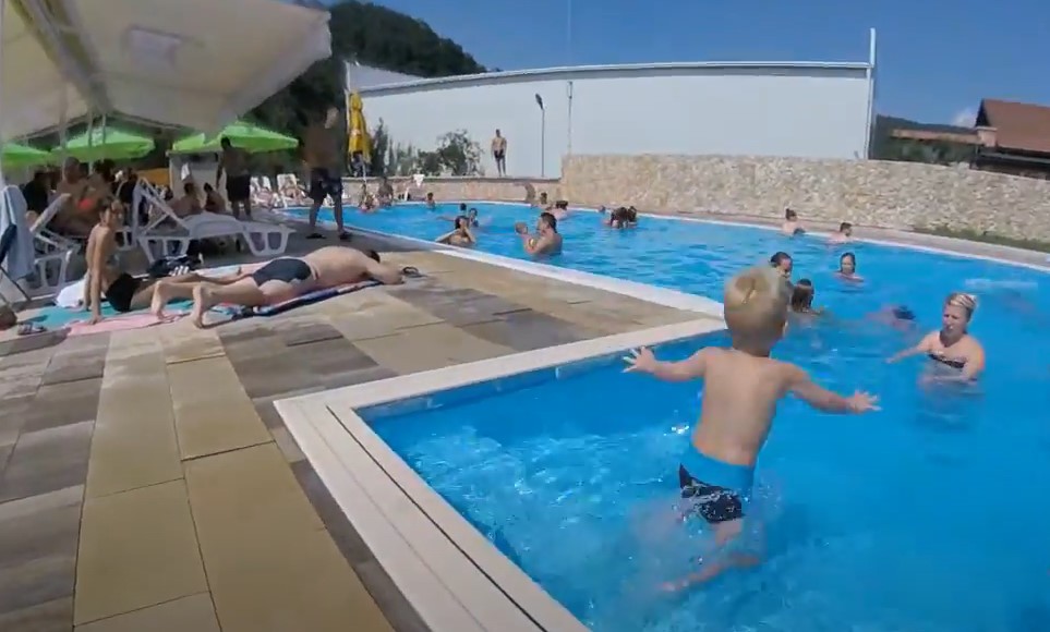 TRAGIČAN SCENARIO U ŽEPČU Muškarac smrtno stradao na bazenu