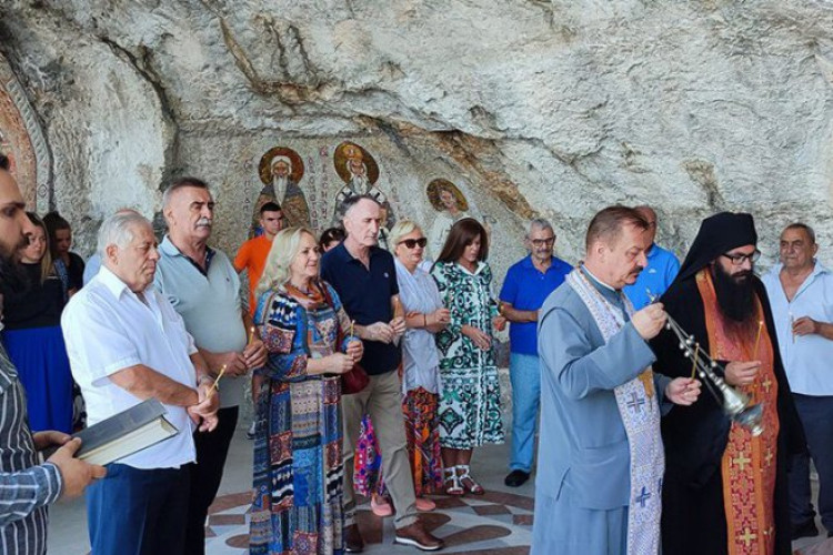 POVODOM 27 GODINA OD NAJVEĆEG ETNIČKOG ČIŠĆENJA SRPSKOG NARODA U manastiru Ostrog služen pomen za stradale u hrvatskoj akciji "Oluja"
