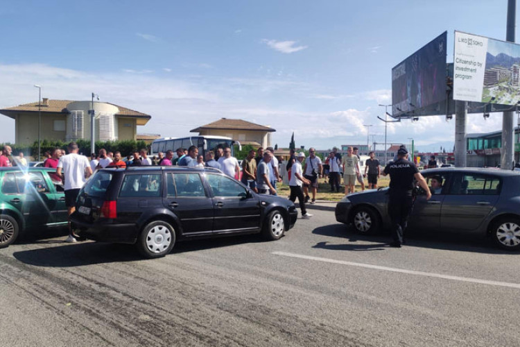 HAOS U CRNOJ GORI Mještani Zete blokirali magistralni put, aeorodrom Podgorica i tunel Sozina
