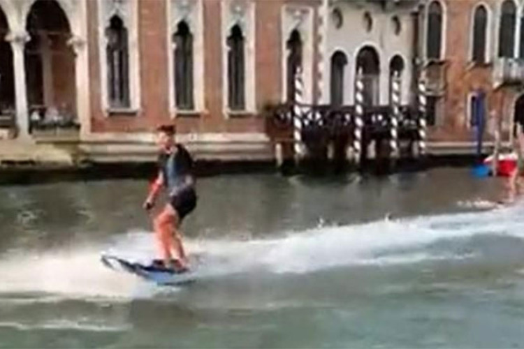 GRADONAČELNIK VENECIJE BIJESAN Časti večerom one koji mu isporuče „dva idiota" koja su surfovala kanalom Grande (VIDEO)