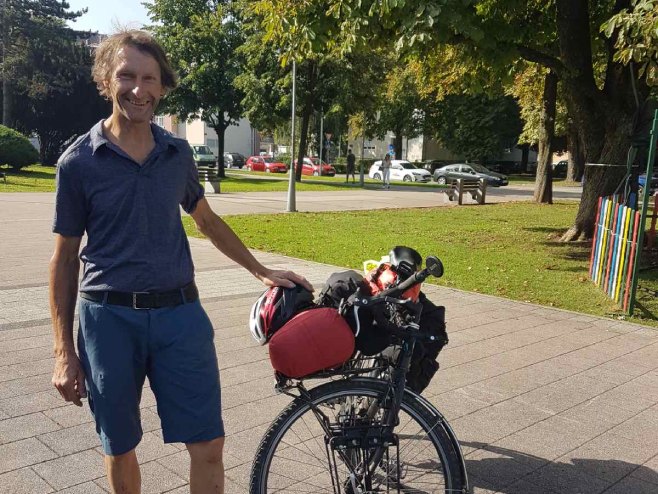 "LJUDI SU GOSTOLJUBIVI, ALI UGLAVNOM JEDU MESO" Švajcarski biciklista i vegeterijanac stigao i do Doboja, nezaboravna avantura na dva točka
