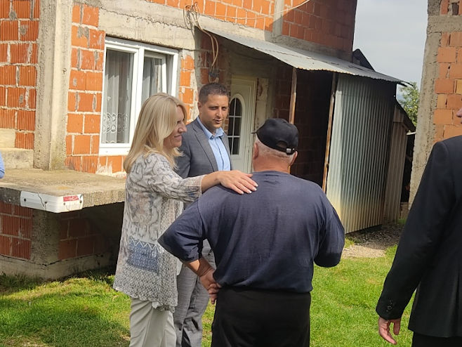 CVIJANOVIĆEVA POSJETILA PORODICU VOJAŠČUK KOD ČELINCA Donirana sredstva za obnovu kuće ratnog vojnog invalida