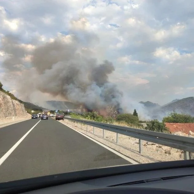 SITUACIJA BOLJA ALI I DALJE NEIZVJESNA Požar aktivan, potrebni kanaderi
