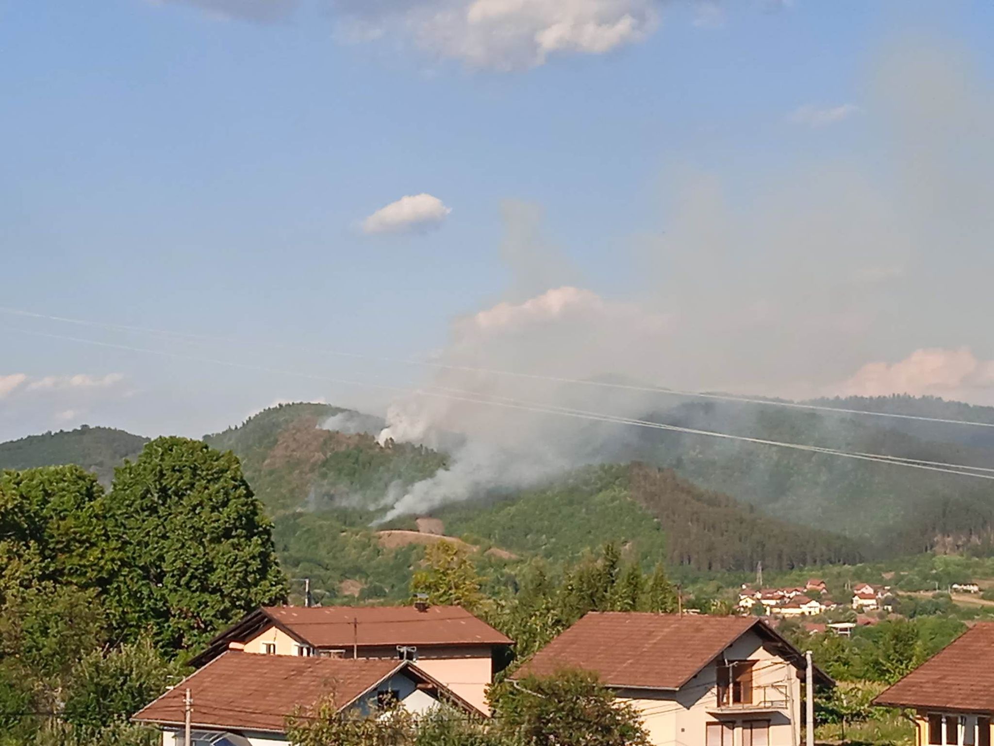 POŽAR U VRBANJI I DALJE AKTIVAN Helikopter se ponovo bori sa vatrenom stihijom na terenu