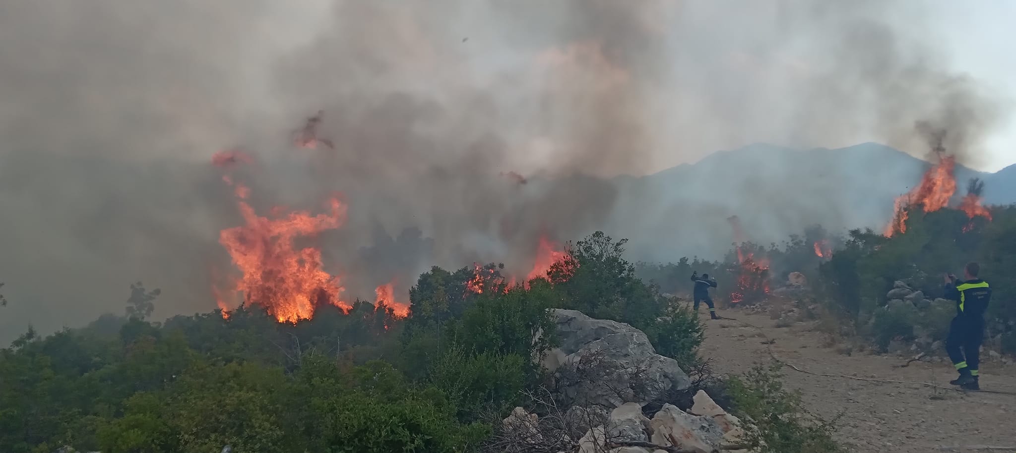 "APOKALIPSA, NEKA NAM JE BOG U POMOĆI!" Buknuo veliki požar kod Neuma: Vatra se približila i kućama, blokiran saobraćaj