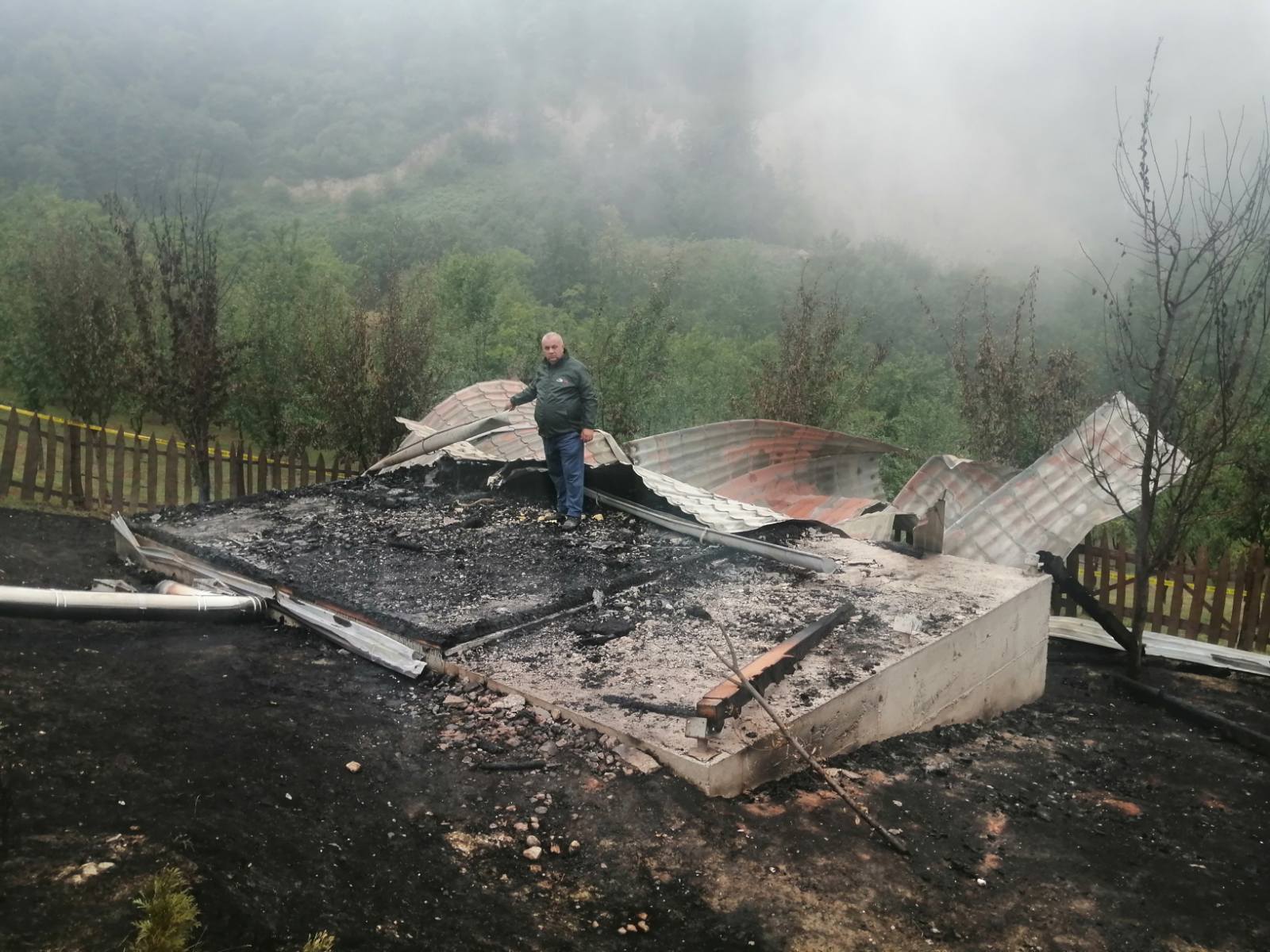SUMNJA DA JE POŽAR PODMETNUT, PRIJETNJE DOBIJAO I RANIJE Izgorjela kuća Vojina Pavlovića, predsjednika "Istočne alternative" (FOTO)