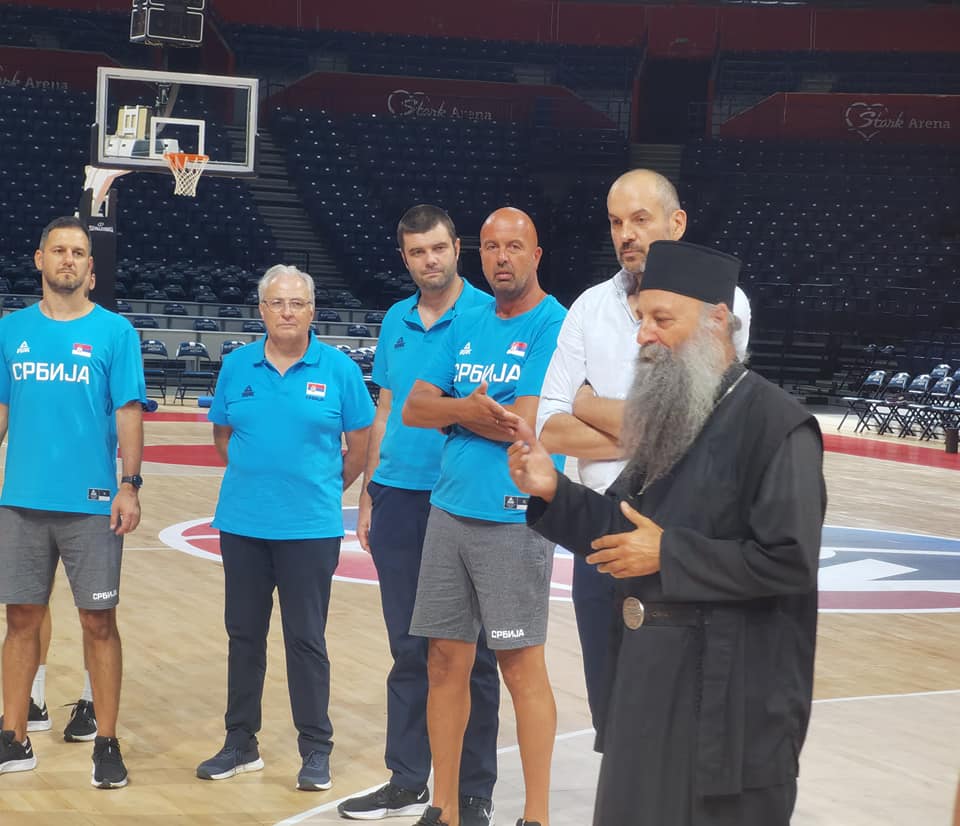 LIJEP GEST PODRŠKE! Patrijarh Porfirije posjetio košarkaše Srbije i poželio im sreću (FOTO)