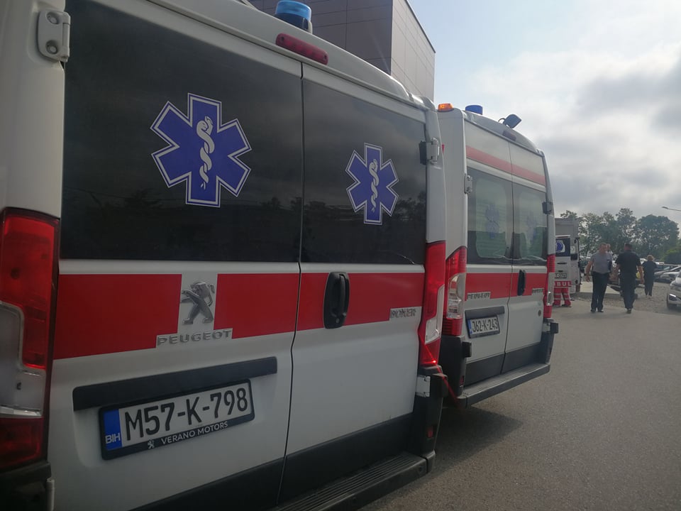 NESREĆA KOD PRIJEDORA Sletio autobus sa putnicima: Prevezeni u bolnicu, na lice mjesta došlo više vozila hitne pomoći i vatrogasci