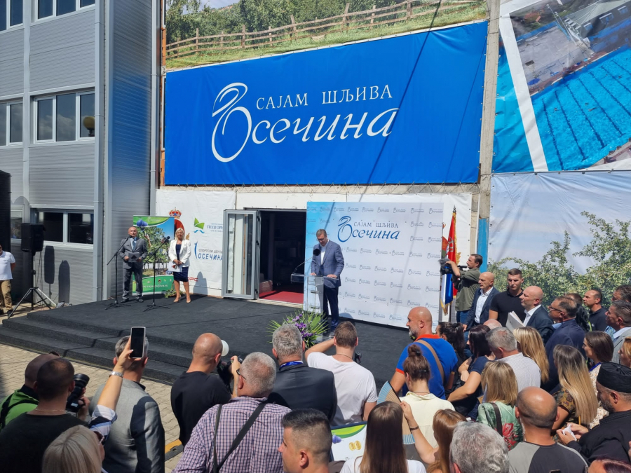VUČIĆ U OSEČINI NA SAJMU ŠLJIVA Predsjednik Srbije u društvu mnogobrojnog naroda: Predstoji nam teška borba za opstanak našeg naroda na KiM (FOTO/VIDEO)