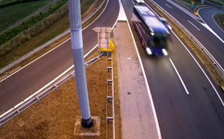 ŠTA JE SNIMILA NADZORNA KAMERA Poljski autobus sedam minuta prije stravične nesreće (VIDEO)