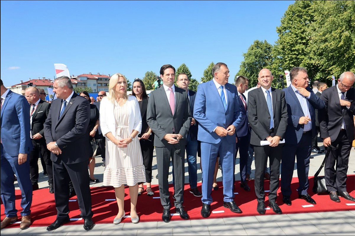 SVEČANO OTVARANJE ZAVRŠILO SE PREPUCAVANJEM Prva dionica koridora 5C kroz Republiku Srpsku puštena u saobraćaj