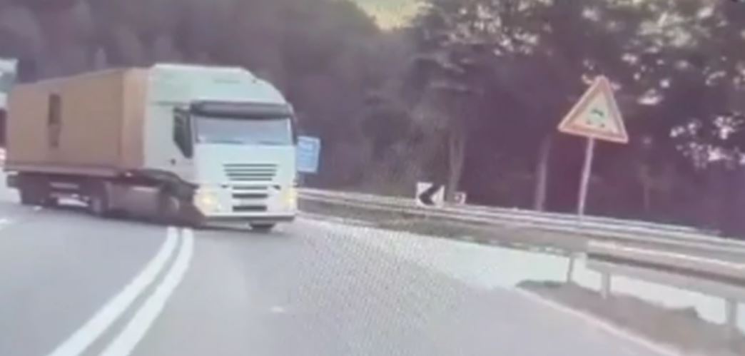 POTEZ KAMIONDŽIJE IZ CRNE GORE IZAZVAO BURU NA INTERNETU Za neke heroj, a za neke je učinio stravičnu grešku - presudite sami