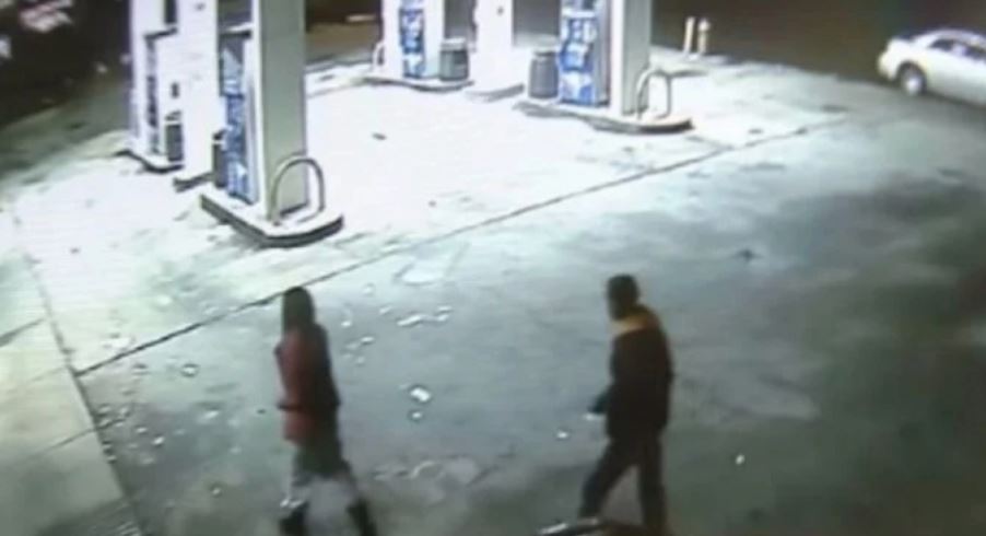 RADNIK NA BENZINSKOJ PUMPI UGLEDAO MLADIĆA I DJEVOJKU KOJA SE SVA TRESLA Njegova reakcija spasila je situaciju, ono što je uradio malo ko bi imao hrabrosti (VIDEO)
