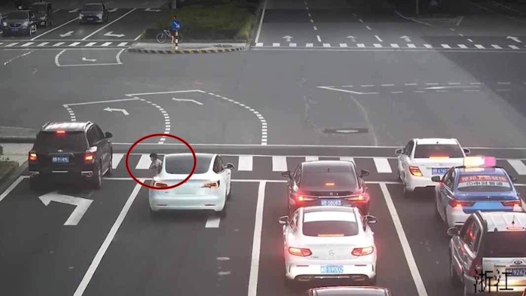 ŠOKANTAN VIDEO Dijete ispalo kroz prozor automobila, roditelji nastavili da voze