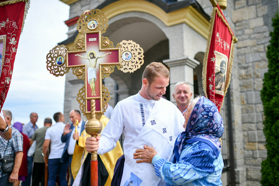 DRAŠKO STANIVUKOVIĆ U DUHU TRADICIJE Na grudima zmijanjski vez, okupljenima se obratio tradicionalnim pozdravom, pa postavio jedno pitanje