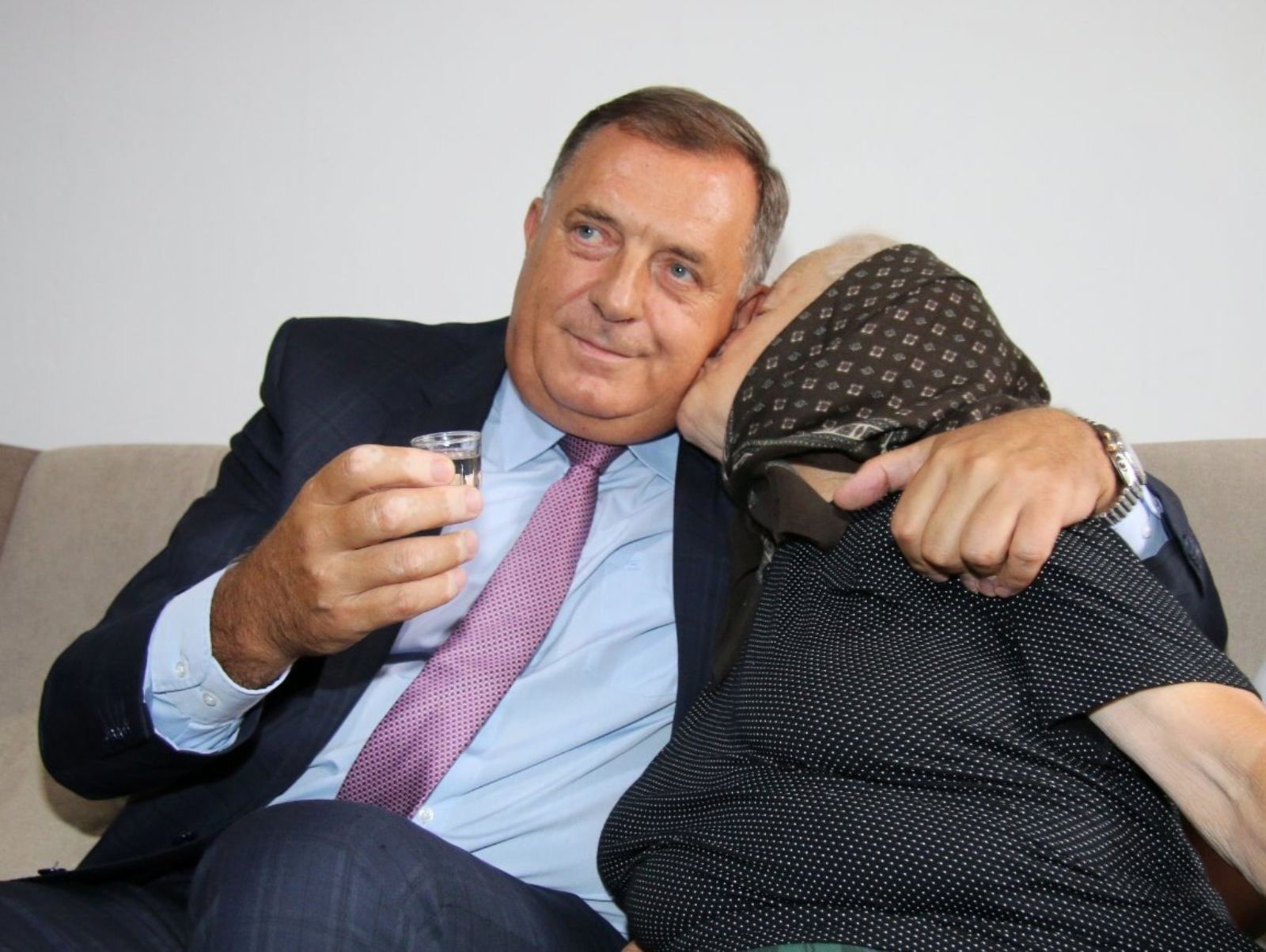 DODIK U ZAGRLJAJU BAKE NEVENKE Posjetio Kozarsku Dubicu i staricu kojoj je sanirao porodičnu kuću (FOTO)