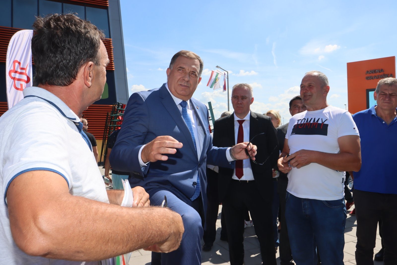 DODIK SA POLJOPRIVREDNICIMA U GRADIŠCI "Ja sam dijete sa sela, najbolje znam koliko je težak vaš posao" (FOTO)
