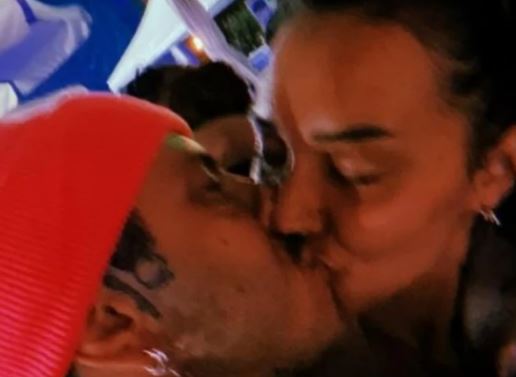 ZADRUGARSKE VATRE I DALJE GORE Kontroverzni rijaliti učesnik smuvao Paulu Hublin, pao prvi javni poljubac