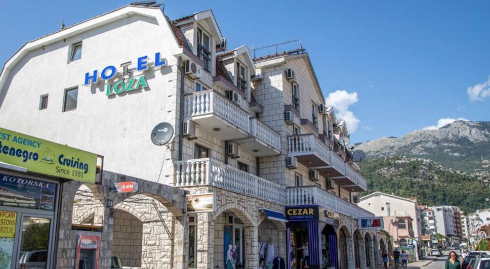SKANDAL U BUDVI! OSAM PUTA INSPEKCIJA PEČATILA "LOZU"! Hotel čiji su se gosti otrovali hranom nema odobrenje za rad