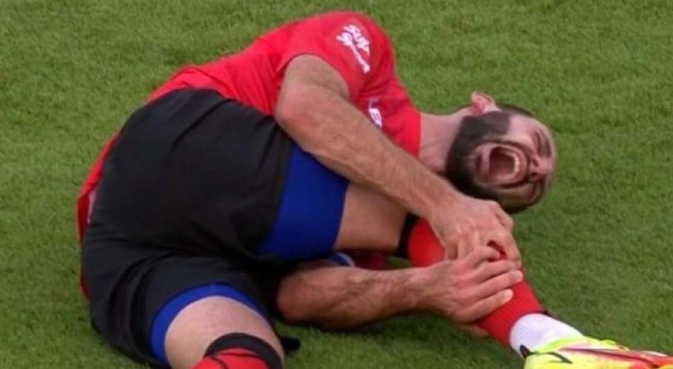 NESREĆNI HRVAT VRIŠTAO OD BOLOVA Čulo se pucanje kostiju, zanijemio stadion (VIDEO)