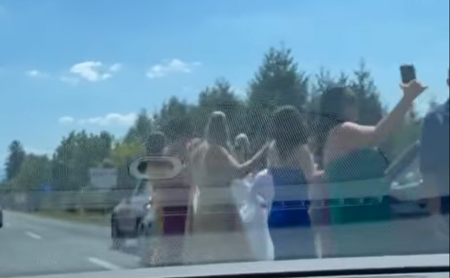 BAHATI SMO I KAD SE RADUJEMO I SLAVIMO Svatovi igrali kolo nasred brze ceste, građani zvali policiju (VIDEO)