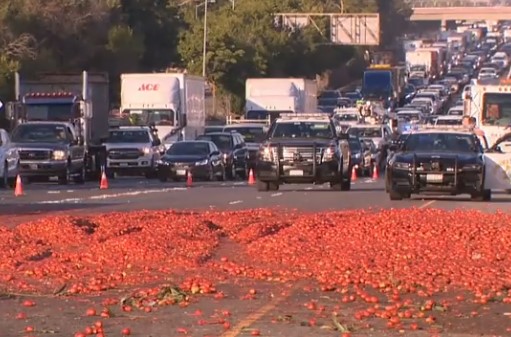 KALIFORNIJA Paradajz izazvao sudar 7 automobila, kolaps na putu (VIDEO)