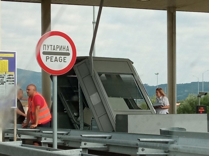 NEZGODA NA AUTOPUTU BANJALUKA - DOBOJ Kamion uništio naplatnu kućicu (FOTO)