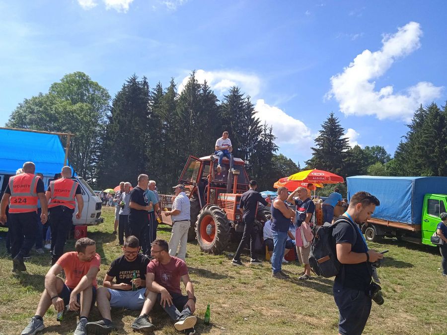 RASTE NESTRPLJENJE PRED BORBU BIKOVA Stričići su danas centar svijeta, mi vam donosimo djelić atmosfere (FOTO/VIDEO)