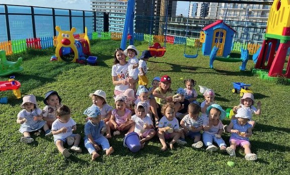 MILIONER I STRIPTIZETA IMAJU 21 DIJETE Bogatog muža uhapsili, a ona ostala da živi sa 16 dadilja